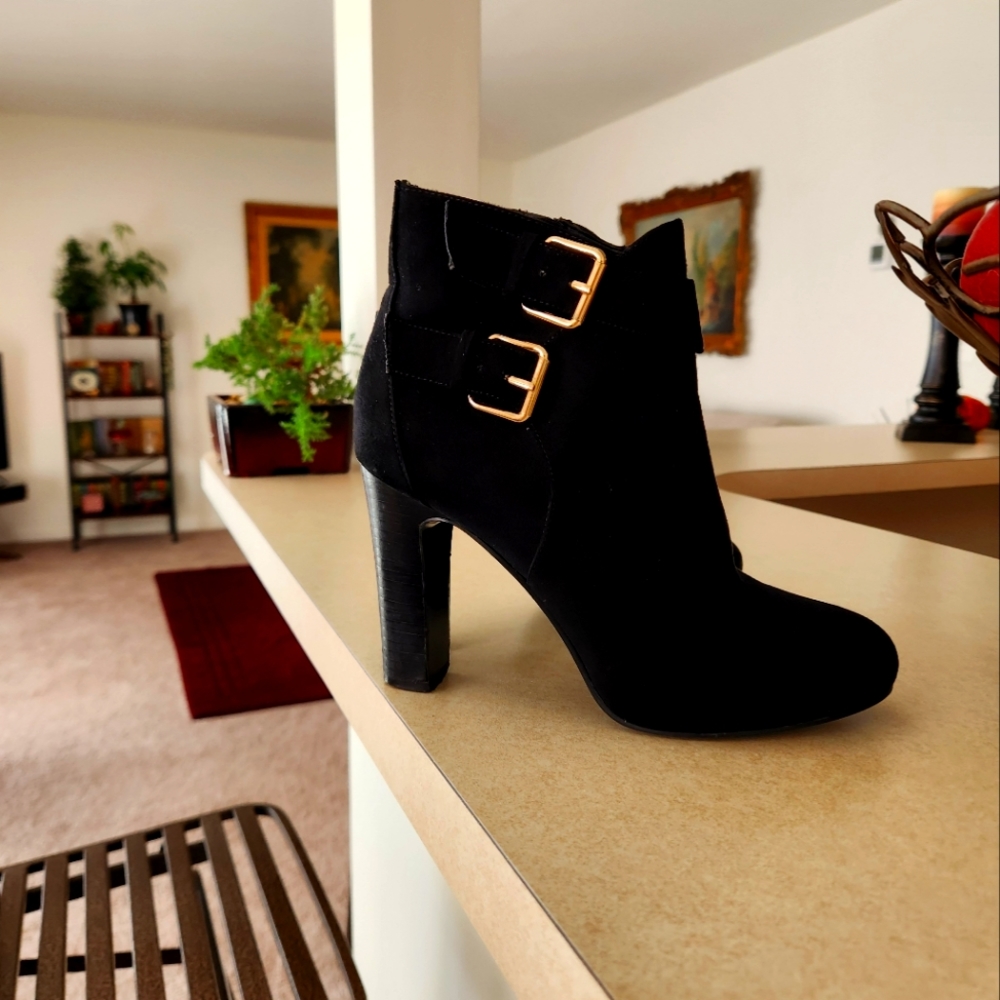 SUEDE  GUESS BOOTIES